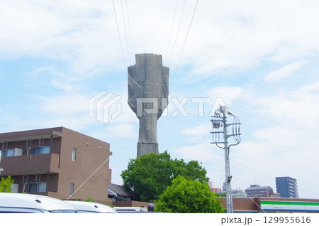 カバーをされた送電線の鉄塔 カバーをされた送電線の鉄塔 129955616