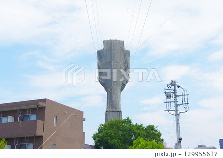 カバーをされた送電線の鉄塔 カバーをされた送電線の鉄塔 129955617