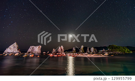 橋杭岩と月 129955799