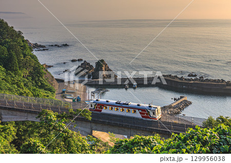三陸鉄道と大沢橋梁を渡る列車と海の絶景 129956038