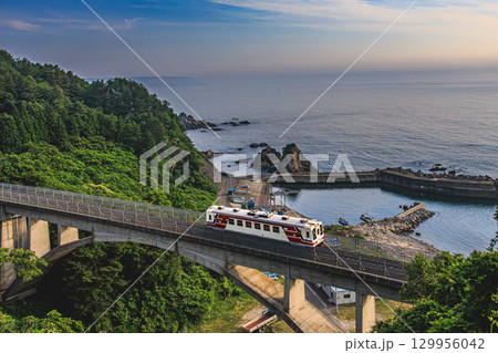 青い海と岩礁を背景に走る三陸鉄道 129956042