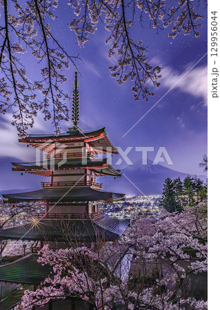 星降る夜に輝く富士山と桜の五重塔 星降る夜に輝く富士山と桜の五重塔 129956044