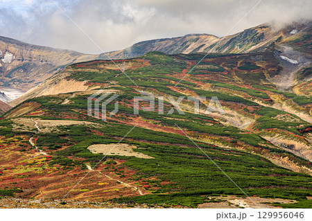 雄大な大雪山黒岳の大地を染める秋の彩り 129956046