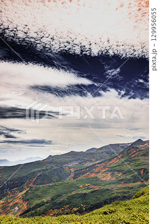 紅葉に染まる黒岳の山岳風景 129956055