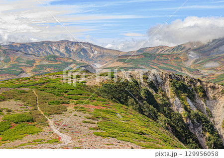 雄大な黒岳の稜線と広がる山岳風景 雄大な黒岳の稜線と広がる山岳風景 129956058