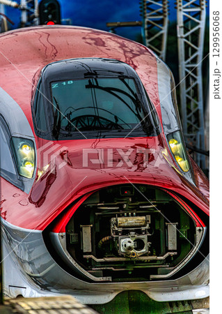 迫力の正面ショット、赤い車体のE6系新幹線 迫力の正面ショット、赤い車体のE6系新幹線 129956068
