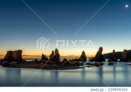 橋杭岩の夜明け、橋杭海岸に昇る月 橋杭岩の夜明け、橋杭海岸に昇る月 129956162