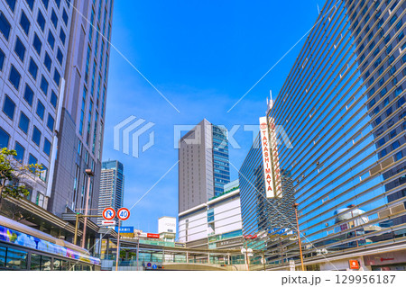 日本の横浜都市景観8月23日。猛烈な暑さ続く…横浜駅やJR横浜タワーなどを望む 129956187