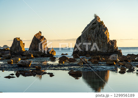 朝の橋杭岩 129956189