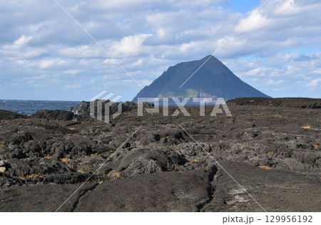 八丈島の南原千畳敷と八丈小島 東京 八丈島の南原千畳敷と八丈小島 東京 129956192