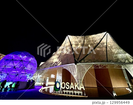 大阪・関西万博2025 ライトアップされた大阪ヘルスケアパビリオン 129956449