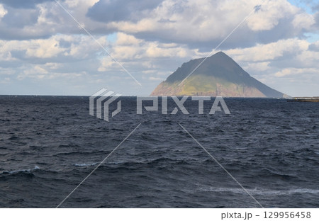 横間海岸からの八丈小島 129956458