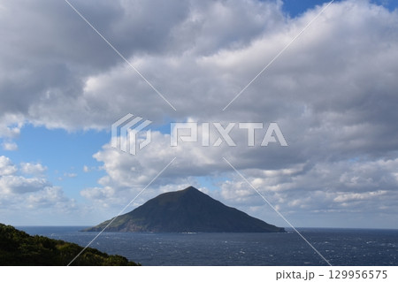 横間海岸からの八丈小島 129956575