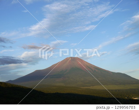 早朝の富士山 129956703