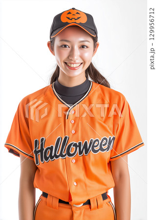ハロウィン仕様のユニフォームを着た笑顔の日本人女性 ハロウィン仕様のユニフォームを着た笑顔の日本人女性 129956712