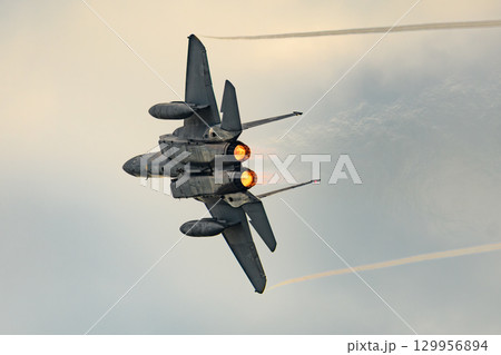 戦闘機　飛行中の写真 129956894