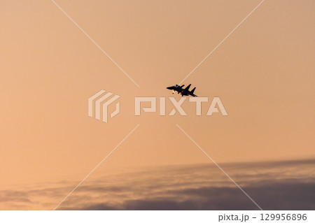 戦闘機　飛行中の写真 129956896
