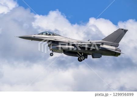 戦闘機　飛行中の写真 129956899