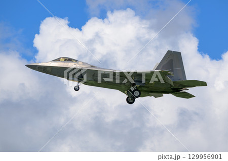 戦闘機　飛行中の写真 129956901