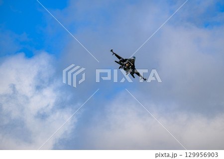戦闘機　飛行中の写真 129956903