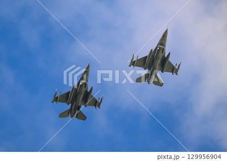 戦闘機　飛行中の写真 129956904