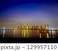 サンディエゴ高層ビル群の夜景 129957110