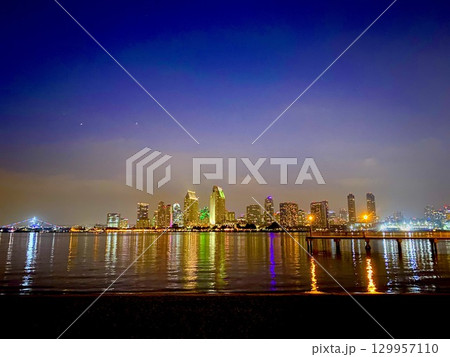 サンディエゴ高層ビル群の夜景 129957110