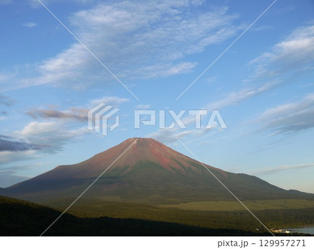 早朝の富士山 129957271