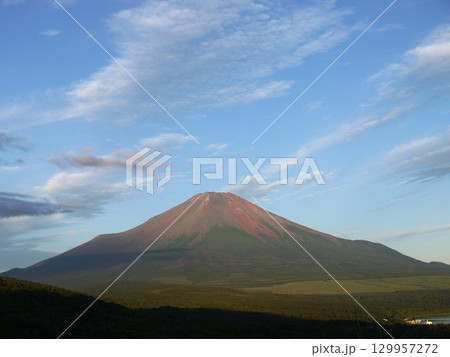 早朝の富士山 129957272