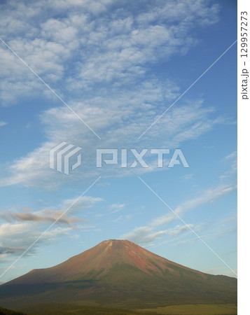 早朝の富士山 129957273