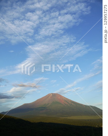 早朝の富士山 129957275