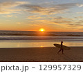 美しい海岸の夕日とサーファー 129957329