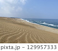 美しい砂浜と青い海 129957333