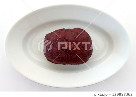 真上から見た白背景の白いお皿に盛ったつぶあんおはぎ 129957362