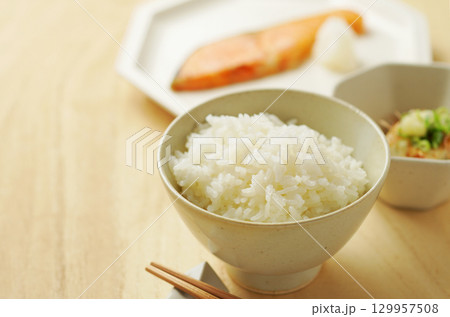 ごはん・朝ごはん・和定食(白ごはん・焼き鮭・冷奴) 129957508