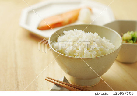 ごはん・朝ごはん・和定食(白ごはん・焼き鮭・冷奴) ごはん・朝ごはん・和定食(白ごはん・焼き鮭・冷奴) 129957509