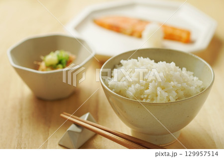 ごはん・朝ごはん・和定食(白ごはん・焼き鮭・冷奴) ごはん・朝ごはん・和定食(白ごはん・焼き鮭・冷奴) 129957514