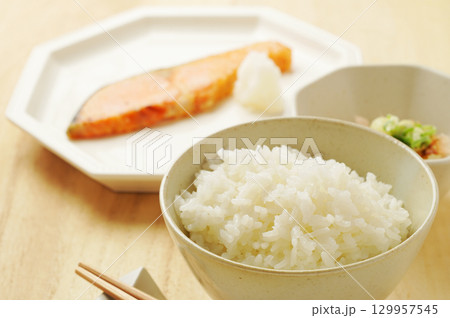 ごはん・朝ごはん・和定食(白ごはん・焼き鮭・冷奴) ごはん・朝ごはん・和定食(白ごはん・焼き鮭・冷奴) 129957545
