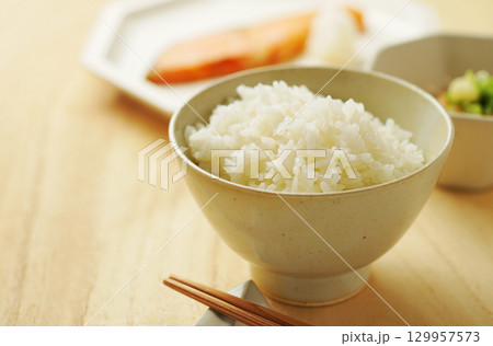 ごはん・朝ごはん・和定食(白ごはん・焼き鮭・冷奴) ごはん・朝ごはん・和定食(白ごはん・焼き鮭・冷奴) 129957573