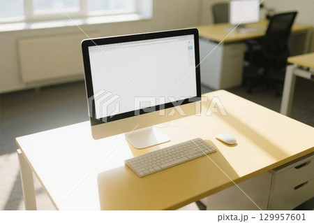 オフィスにあるパソコン 129957601