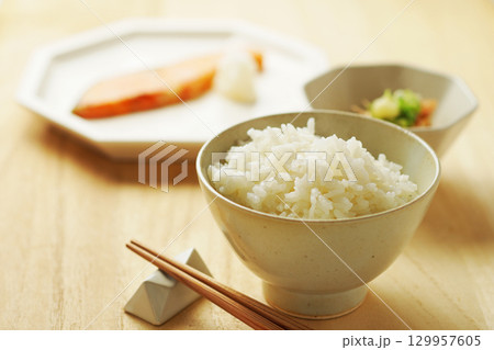 ごはん・朝ごはん・和定食(白ごはん・焼き鮭・冷奴) ごはん・朝ごはん・和定食(白ごはん・焼き鮭・冷奴) 129957605