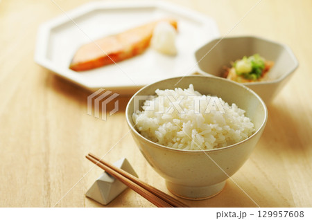 ごはん・朝ごはん・和定食(白ごはん・焼き鮭・冷奴) ごはん・朝ごはん・和定食(白ごはん・焼き鮭・冷奴) 129957608