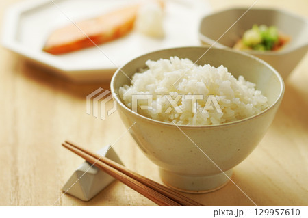 ごはん・朝ごはん・和定食(白ごはん・焼き鮭・冷奴) 129957610