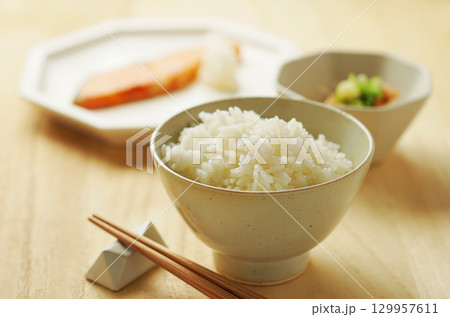 ごはん・朝ごはん・和定食(白ごはん・焼き鮭・冷奴) ごはん・朝ごはん・和定食(白ごはん・焼き鮭・冷奴) 129957611
