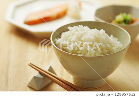 ごはん・朝ごはん・和定食(白ごはん・焼き鮭・冷奴) ごはん・朝ごはん・和定食(白ごはん・焼き鮭・冷奴) 129957612
