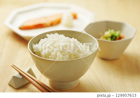 ごはん・朝ごはん・和定食(白ごはん・焼き鮭・冷奴) ごはん・朝ごはん・和定食(白ごはん・焼き鮭・冷奴) 129957613