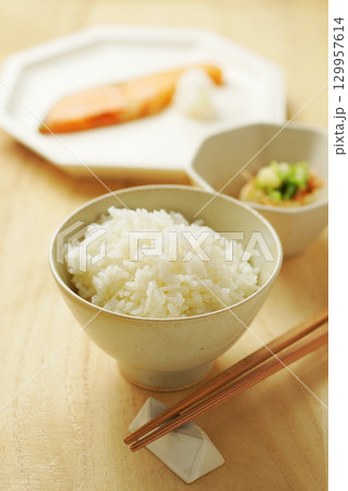 ごはん・朝ごはん・和定食(白ごはん・焼き鮭・冷奴) ごはん・朝ごはん・和定食(白ごはん・焼き鮭・冷奴) 129957614