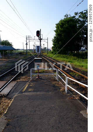 田舎館駅のホームから境松方面を望む 田舎館駅のホームから境松方面を望む 129957909