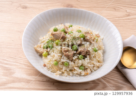 鶏とグリーンピースの炊き込みピラフ 129957936