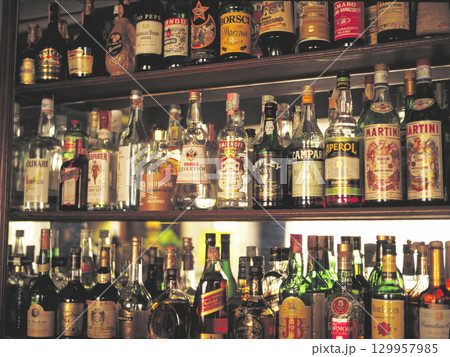 ローマ市内のバーカウンター 酒瓶が並ぶ酒棚 ローマ市内のバーカウンター 酒瓶が並ぶ酒棚 129957985